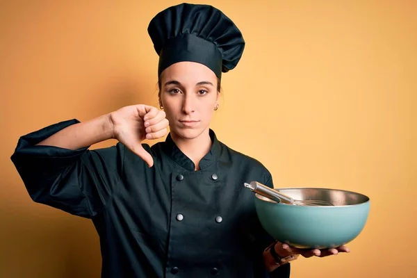 Güzel Aşçı Üniforması Giyen Şapkalı Kızgın Yüzlü Genç Bir Kadın — Stok fotoğraf