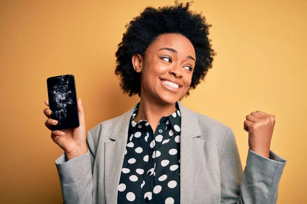Joven Afroamericana Afro Mujer Con Pelo Rizado Sosteniendo Agrietado Teléfono — Foto de Stock