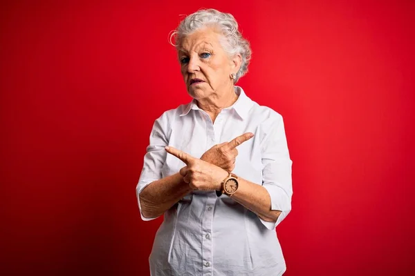 Senior Bela Mulher Vestindo Camisa Elegante Sobre Fundo Vermelho Isolado — Fotografia de Stock