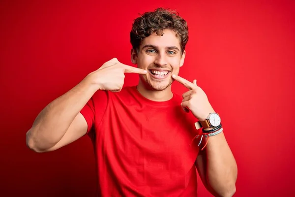 Jeune Homme Blond Beau Aux Cheveux Bouclés Portant Shirt Décontracté — Photo