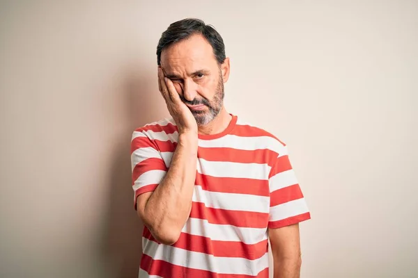 Hombre Alzado Mediana Edad Que Usa Una Camiseta Rayas Casuales — Foto de Stock