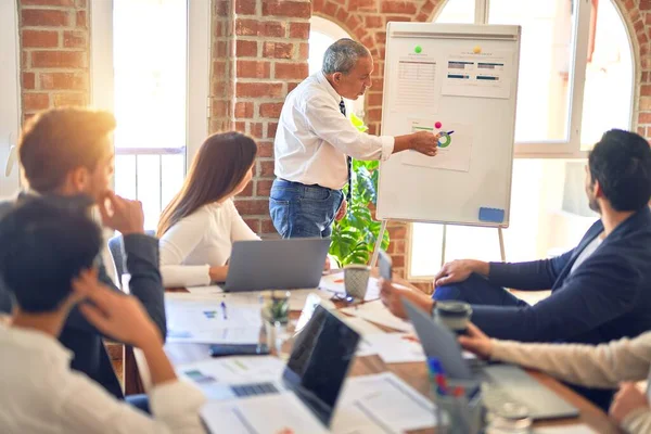 Grupo Trabajadores Empresariales Que Trabajan Juntos Una Reunión Uno Ellos — Foto de Stock