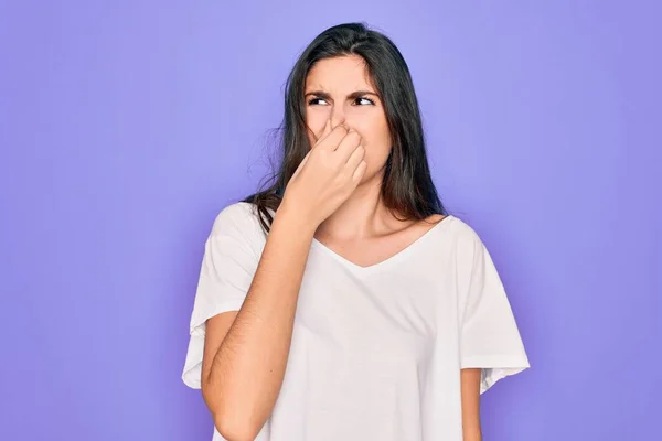 Junge Schöne Brünette Frau Trägt Legeres Weißes Shirt Über Lila — Stockfoto