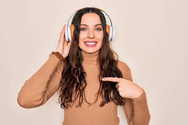 Jovem Mulher Bonita Com Olhos Azuis Ouvindo Música Dançando Usando — Fotografia de Stock