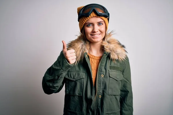 Jovem Mulher Esquiador Bonita Com Olhos Azuis Vestindo Roupas Esportivas — Fotografia de Stock