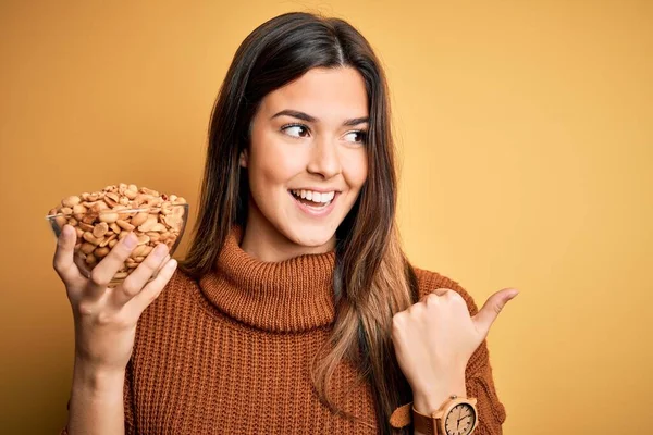 Jong Mooi Meisje Holding Kom Van Zoute Pinda Staande Gele — Stockfoto