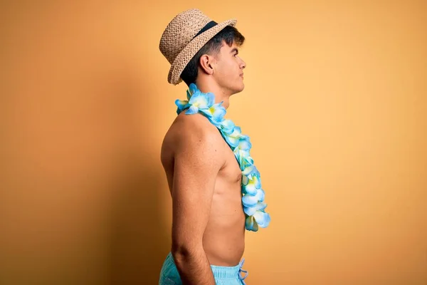 Joven Hombre Guapo Turista Vacaciones Con Trajes Baño Flores Lei — Foto de Stock