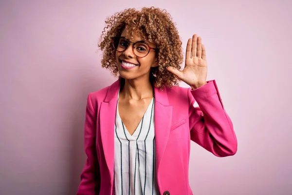 Jeune Femme Affaires Afro Américaine Portant Des Lunettes Debout Sur — Photo