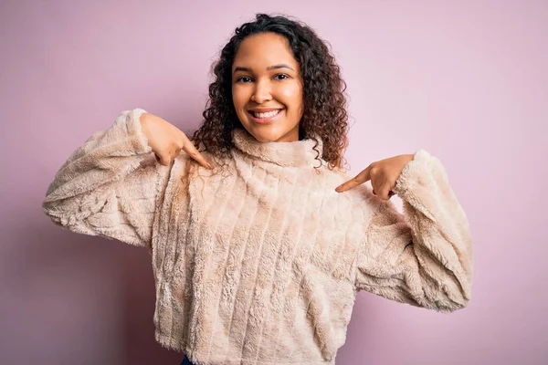 Mujer Hermosa Joven Con Pelo Rizado Usando Suéter Casual Pie — Foto de Stock