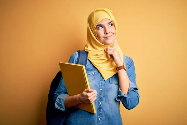 Молода Студентка Мусульманському Хіджабі Рюкзаку Тримає Книгу Жовтому Тлі Серйозне — стокове фото