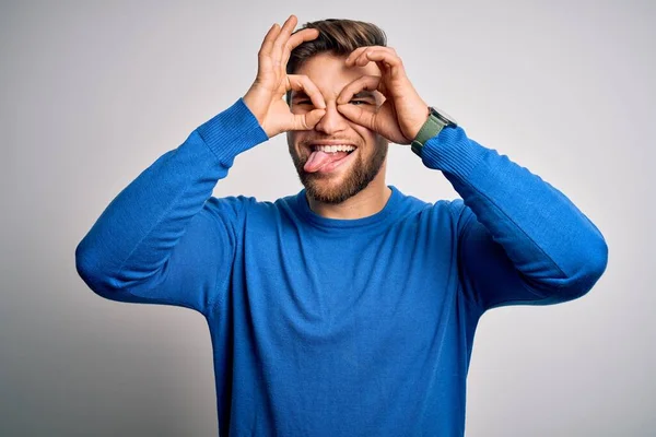 Joven Hombre Rubio Guapo Con Barba Ojos Azules Usando Suéter —  Fotos de Stock