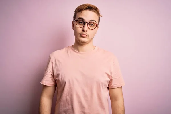 Mladý Pohledný Zrzavý Muž Neformálním Tričku Stojící Nad Izolovaným Růžovým — Stock fotografie