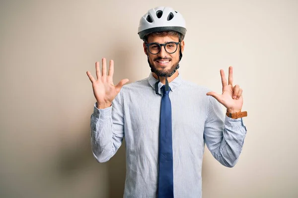Jovem Empresário Vestindo Óculos Capacete Bicicleta Sobre Terreno Panificação Branco — Fotografia de Stock
