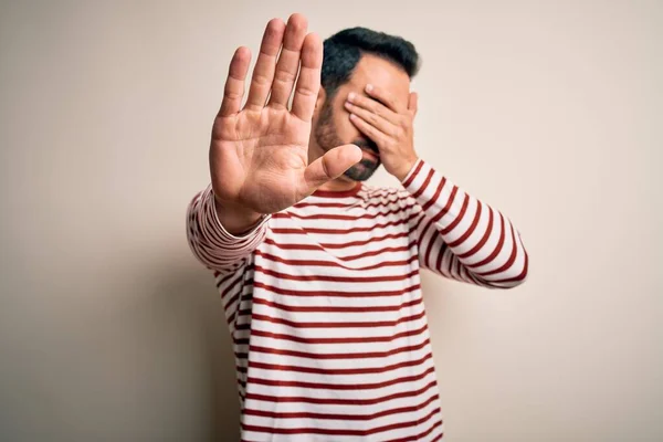 Ein Junger Gutaussehender Mann Mit Bart Und Lässig Gestreiftem Shirt — Stockfoto