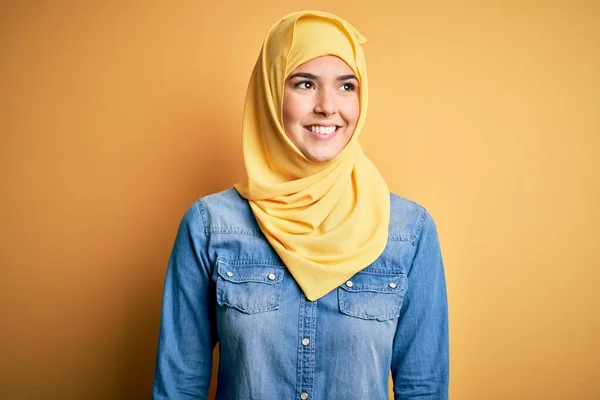 Junges Schönes Mädchen Muslimischem Hijab Das Vor Isoliertem Gelben Hintergrund — Stockfoto
