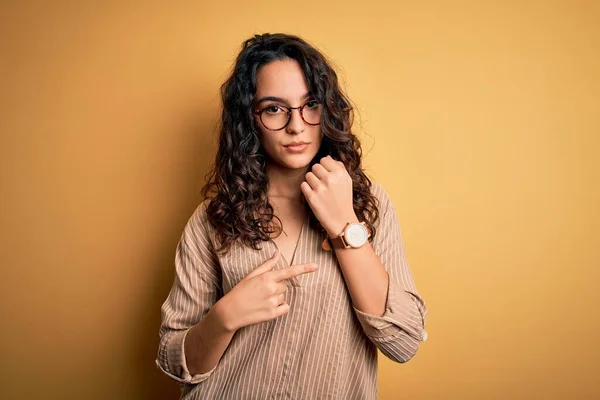 Hermosa Mujer Con Pelo Rizado Con Camisa Rayas Gafas Sobre — Foto de Stock