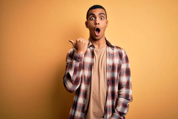 Jovem Homem Afro Americano Bonito Vestindo Camisa Casual Sobre Fundo — Fotografia de Stock