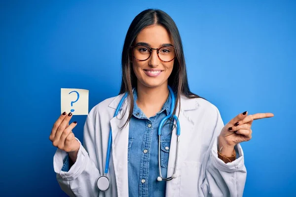 Młoda Piękna Brunetka Lekarz Kobieta Trzyma Papier Znakiem Zapytania Symbol — Zdjęcie stockowe
