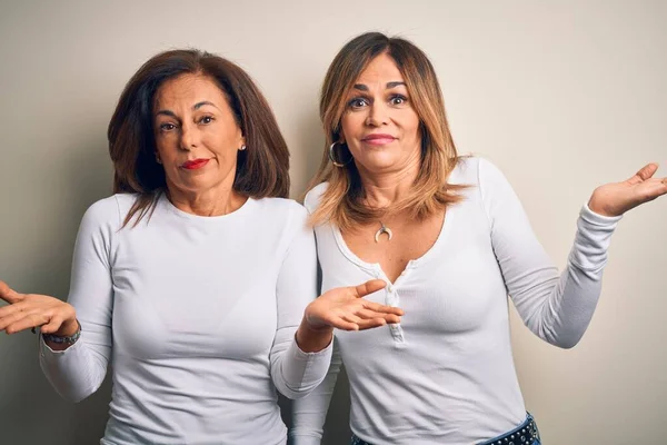 Hermosa Pareja Hermanas Mediana Edad Que Usan Una Camiseta Casual —  Fotos de Stock