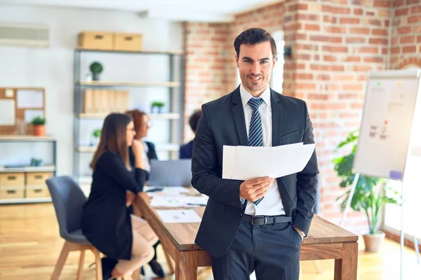 Groep Van Zakelijke Werknemers Glimlachen Gelukkig Vol Vertrouwen Samen Werken — Stockfoto