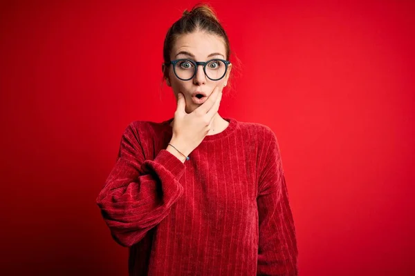 Jovem Mulher Ruiva Bonita Vestindo Camisola Casual Sobre Fundo Vermelho — Fotografia de Stock