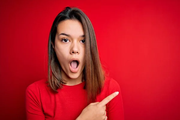 Joven Chica Morena Hermosa Con Camiseta Casual Sobre Fondo Rojo — Foto de Stock