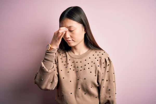 Jovem Bela Mulher Asiática Vestindo Moda Camisola Elegante Sobre Rosa — Fotografia de Stock