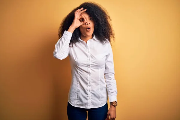 Afro Saçlı Sarı Arka Planda Dikilen Güzel Afro Amerikan Zarif — Stok fotoğraf