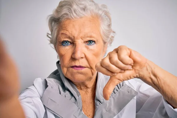 Starsza Piękna Siwowłosa Kobieta Robi Selfie Przed Kamerą Białym Tle — Zdjęcie stockowe