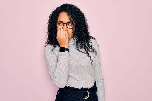 Młoda Afroamerykanka Swetrze Okularach Różowym Tle Wyglądająca Zestresowaną Zdenerwowaną Rękami — Zdjęcie stockowe