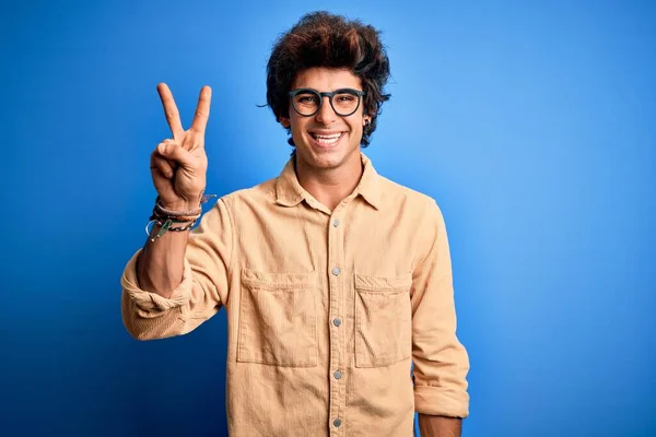 Joven Hombre Guapo Con Camisa Casual Pie Sobre Fondo Azul —  Fotos de Stock