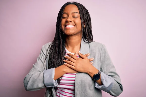 Fiatal Afro Amerikai Üzletasszony Áll Rózsaszín Elszigetelt Háttér Felett Mosolyogva — Stock Fotó