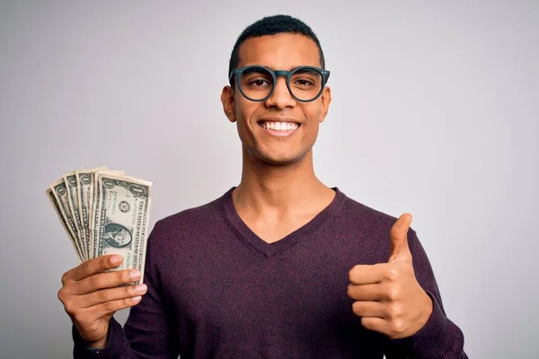Hombre Afroamericano Guapo Sosteniendo Montón Billetes Dólares Sobre Fondo Blanco —  Fotos de Stock