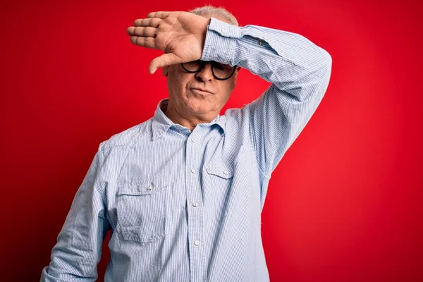 Orta Yaşlı Yakışıklı Beyaz Sıradan Çizgili Gömlek Gözlük Takan Kırmızı — Stok fotoğraf