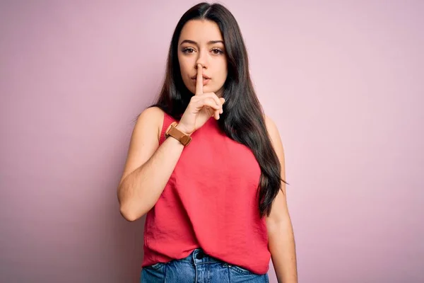 Mulher Morena Jovem Vestindo Camisa Verão Casual Sobre Fundo Isolado — Fotografia de Stock