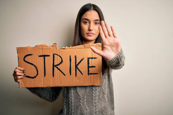 Jovem Bela Ativista Morena Protestando Segurando Cartaz Com Mensagem Greve — Fotografia de Stock