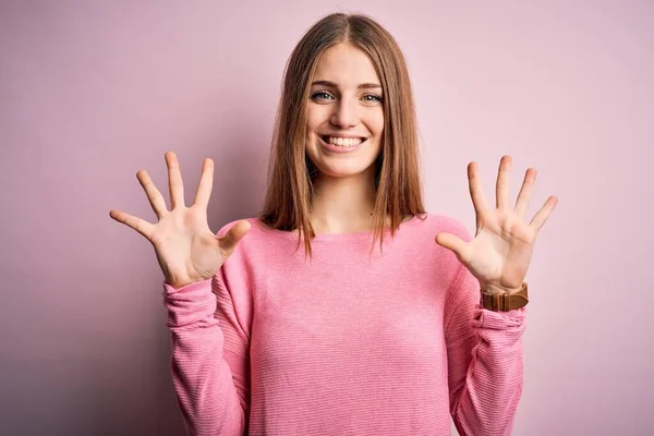 Junge Schöne Rothaarige Frau Trägt Lässigen Pullover Über Isoliertem Rosa — Stockfoto