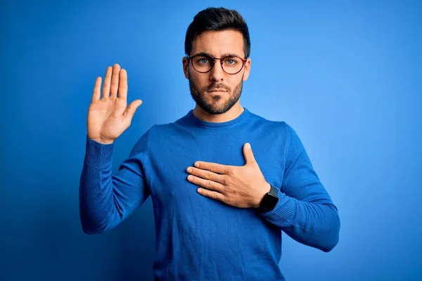 Jonge Knappe Man Met Baard Draagt Casual Trui Bril Blauwe — Stockfoto