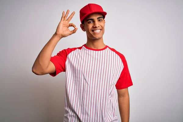 Joven Atleta Afroamericano Guapo Con Camiseta Béisbol Rayas Gorra Sonriente —  Fotos de Stock