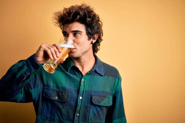 Ung Stilig Man Ler Glad Stående Med Leende Ansiktet Dricka — Stockfoto