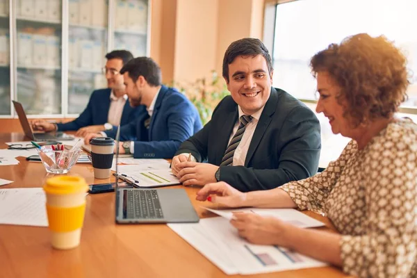 Mitarbeiter Von Wirtschaftsanwälten Treffen Sich Der Kanzlei Professionelle Führungskräfte Arbeiten — Stockfoto