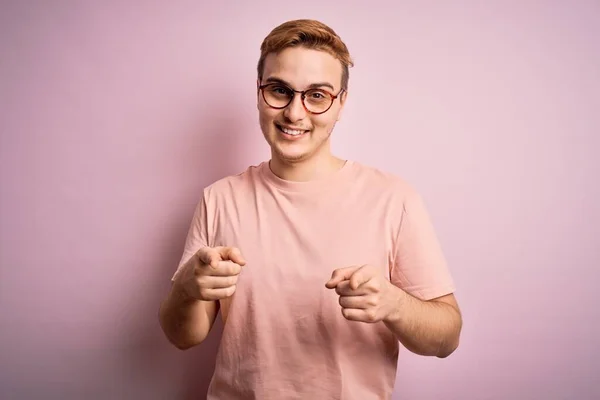 Joven Hombre Pelirrojo Guapo Con Camiseta Casual Pie Sobre Fondo —  Fotos de Stock