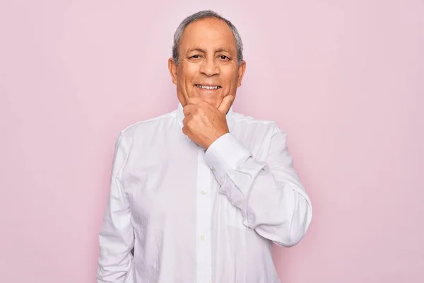 Homem Cabelos Grisalhos Bonito Sênior Vestindo Camisa Elegante Sobre Fundo — Fotografia de Stock