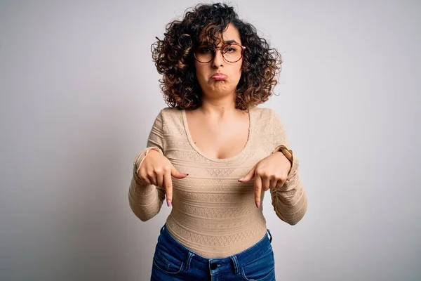 Jeune Belle Femme Arabe Bouclée Portant Shirt Décontracté Des Lunettes — Photo