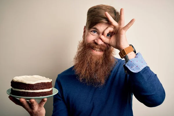 Irlandês Ruiva Homem Com Barba Segurando Bolo Aniversário Com Decorações — Fotografia de Stock