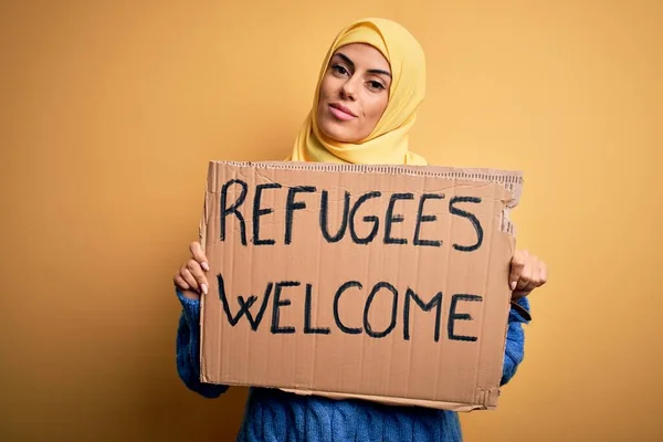 Όμορφη Αράμπ Γυναίκα Φορώντας Ισλαμική Μαντίλα Κρατώντας Πανό Τους Πρόσφυγες — Φωτογραφία Αρχείου