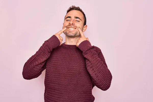 Jovem Homem Bonito Com Olhos Azuis Vestindo Camisola Casual Sobre — Fotografia de Stock