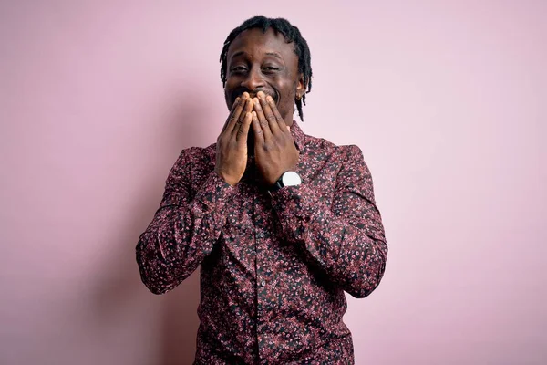 Joven Hombre Afroamericano Guapo Usando Camisa Casual Pie Sobre Fondo —  Fotos de Stock