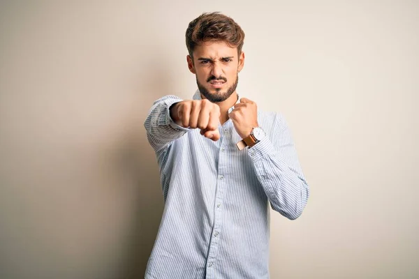 Joven Hombre Guapo Con Barba Con Camisa Rayas Pie Sobre — Foto de Stock