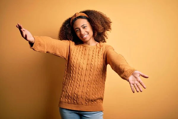 Молода Афроамериканська Жінка Волоссям Афроамериканського Кольору Одягнена Звичайний Светр Жовтому — стокове фото